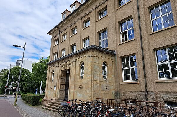 Auf diesem Bild sieht man den Haupteingang der Deutschen National Bibliothek kannst du eine Bildbeschreibung machen, die als Alternativtext auf einer Webseite benutzt werden kann um eine barrierefreie Nutzung zu gewährleisten?