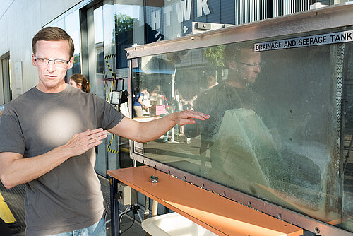 Foto: Johannes Ernst Das Wasser steigt, der Druck wird größer, der Deich saugt sich voll – und bricht. Was dabei genau passiert, erklärt Wasserbauingenieur Frank Steinhäuser am Deichbruchmodell.