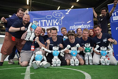 Die Freude über den Vizetitel in Bordeaux 2023 war groß! (Foto: HTWK Robots)