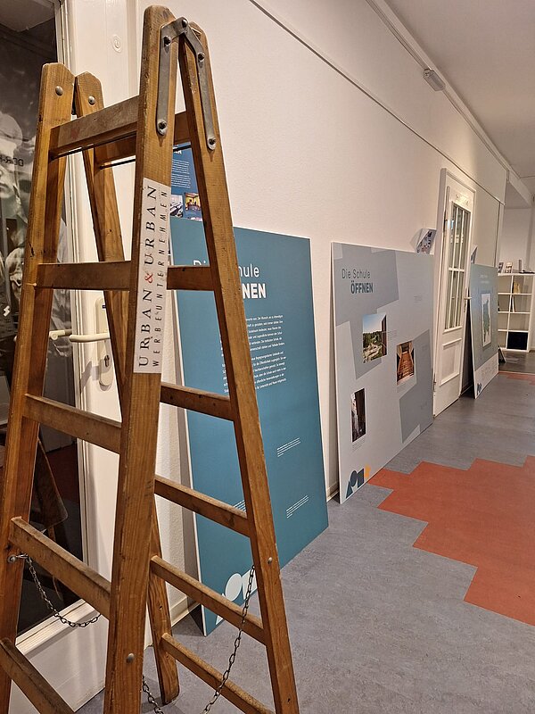 Leiter steht in einem Museumsgang